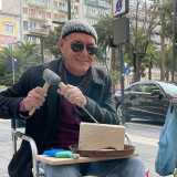 ...appoggiati su una tavoletta in legno posata sulle sue gambe